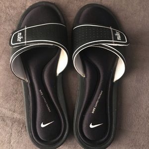 Nike slides ( women’s)